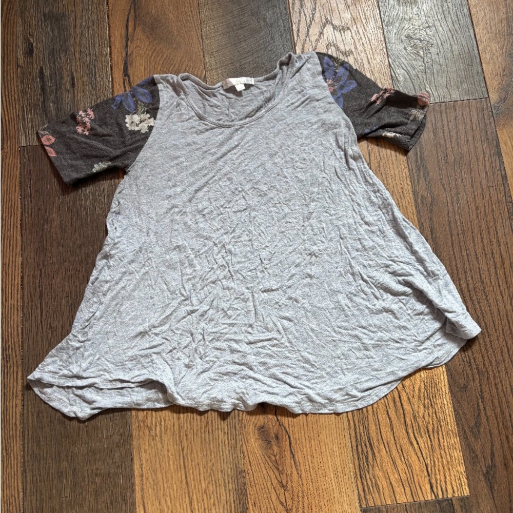 💕3/$20💕 Gray Women's Top with Floral Sleeves Size XS